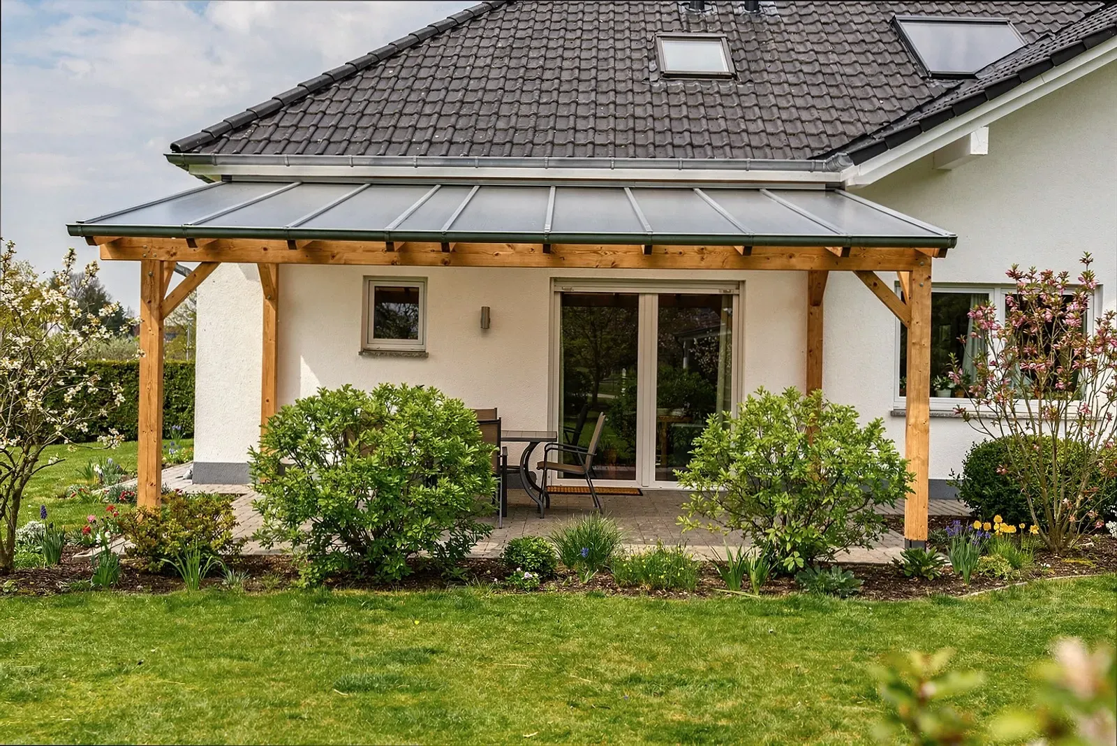Aluminium-Terrassendach mit dunklem Rahmen an einem Haus in Iserlohn