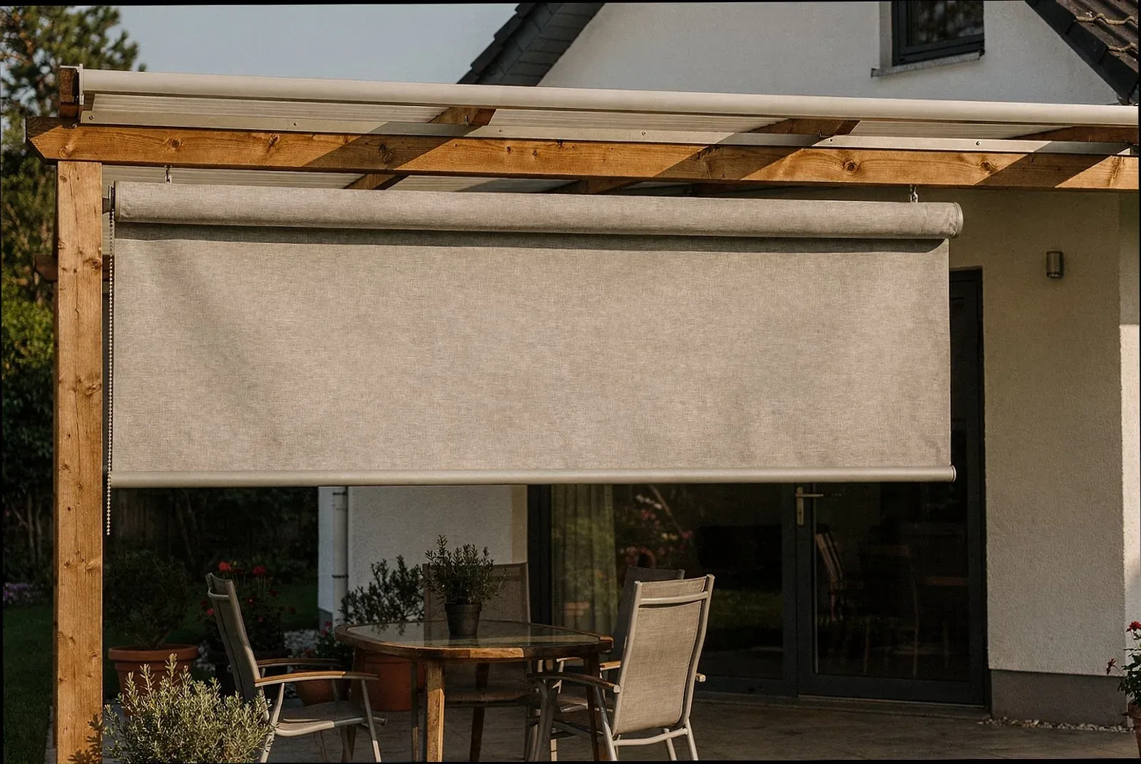 Nahaufnahme einer Aluminium-Dachrinne und eines Pfostens, Beispiel aus Iserlohn